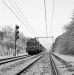 151002 Afbeelding van een electrische locomotief nr 1213 (serie 1200) met rijtuigen van de N.S. in de (besneeuwde) ...